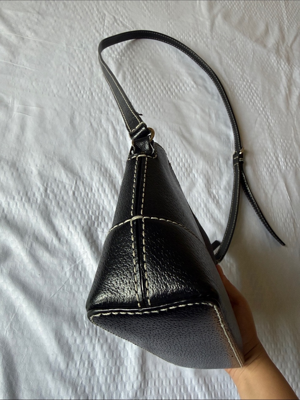 kate spade black leather crossbody with gold-tone logo - Picture 5 of 12